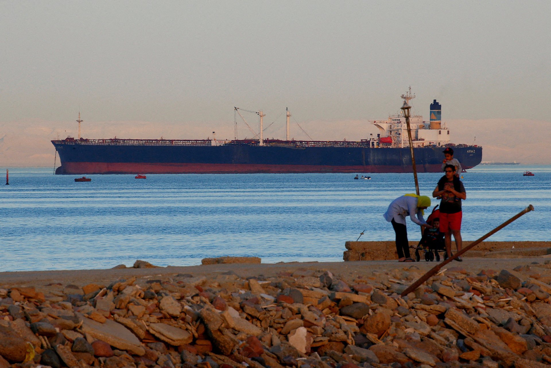 Một tàu container chuẩn bị đi qua kênh đạo Suez. Ảnh: Reuters