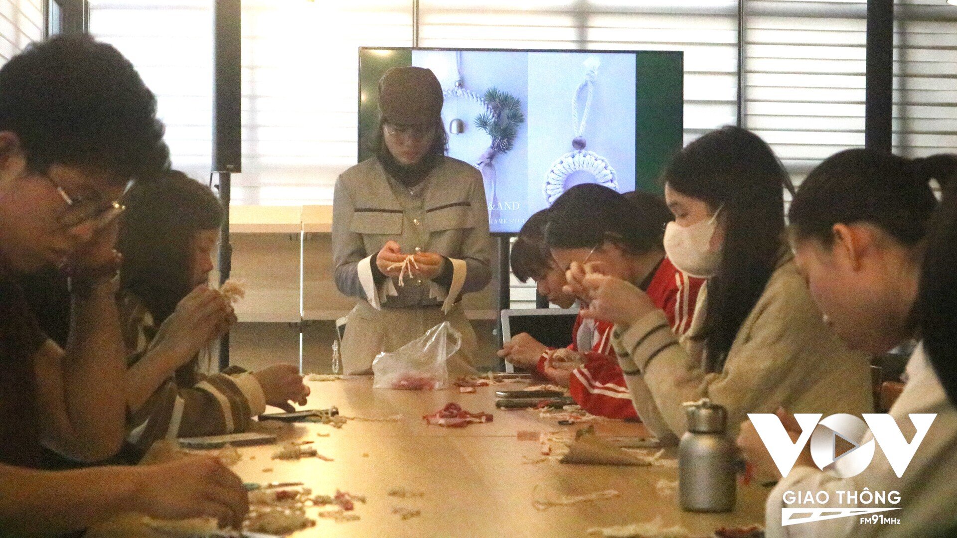 Tận dụng nguyên liệu sẵn, các bạn sinh viên tái chế vòng cổ chai nhựa tại workshop Xanh style