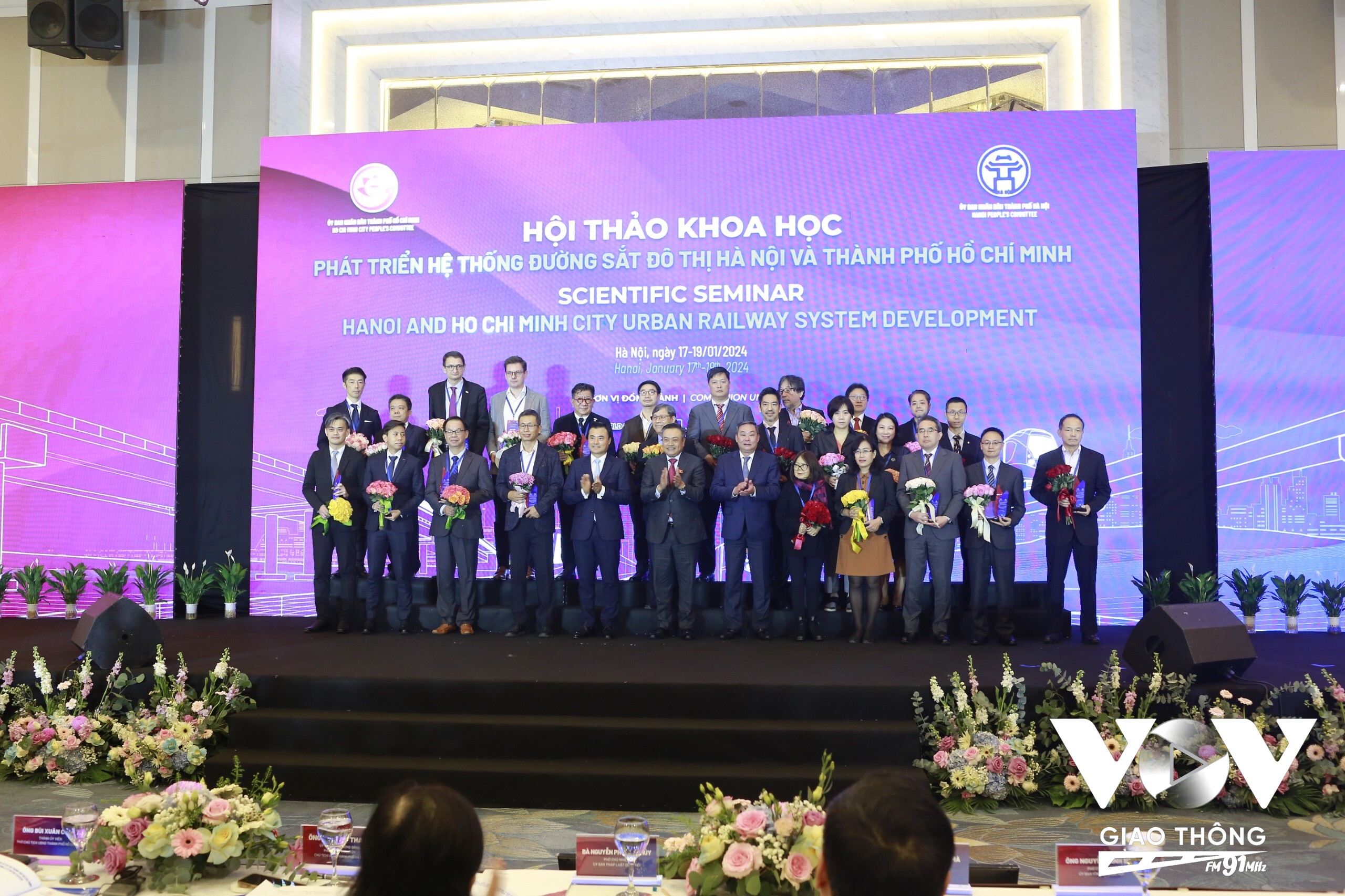 Lãnh đạo TP. Hà Nội và TP. Hồ Chí Minh tặng hoa cảm ơn các chuyên gia, diễn giả trong và ngoài nước tham gia hội thảo.