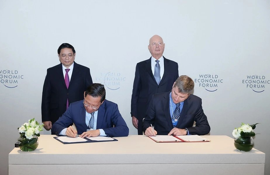Ký kết thỏa thuận hợp tác giữa Ủy ban nhân dân Thành phố Hồ Chí Minh và Diễn đàn Kinh tế Thế giới (WEF) hợp tác thành lập Trung tâm Công nghiệp lần thứ 4 tại Thành phố Hồ Chí Minh trong khuôn khổ Diễn đàn Kinh tế Thế giới tại Davos, Thụy Sỹ