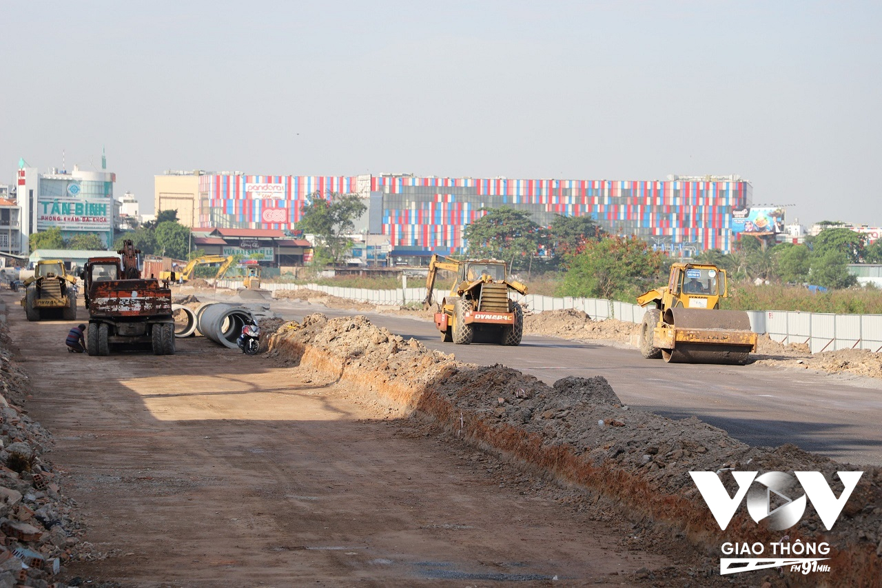 Tuyến đường này có chiều rộng đến 32 mét, xuyên qua khu đất sân bay Tân Sơn Nhất, kết nối với nút giao thông mũi tàu Cộng Hòa - Trường Chinh (điểm cuối của dự án) giúp giải tỏa ùn tắc.