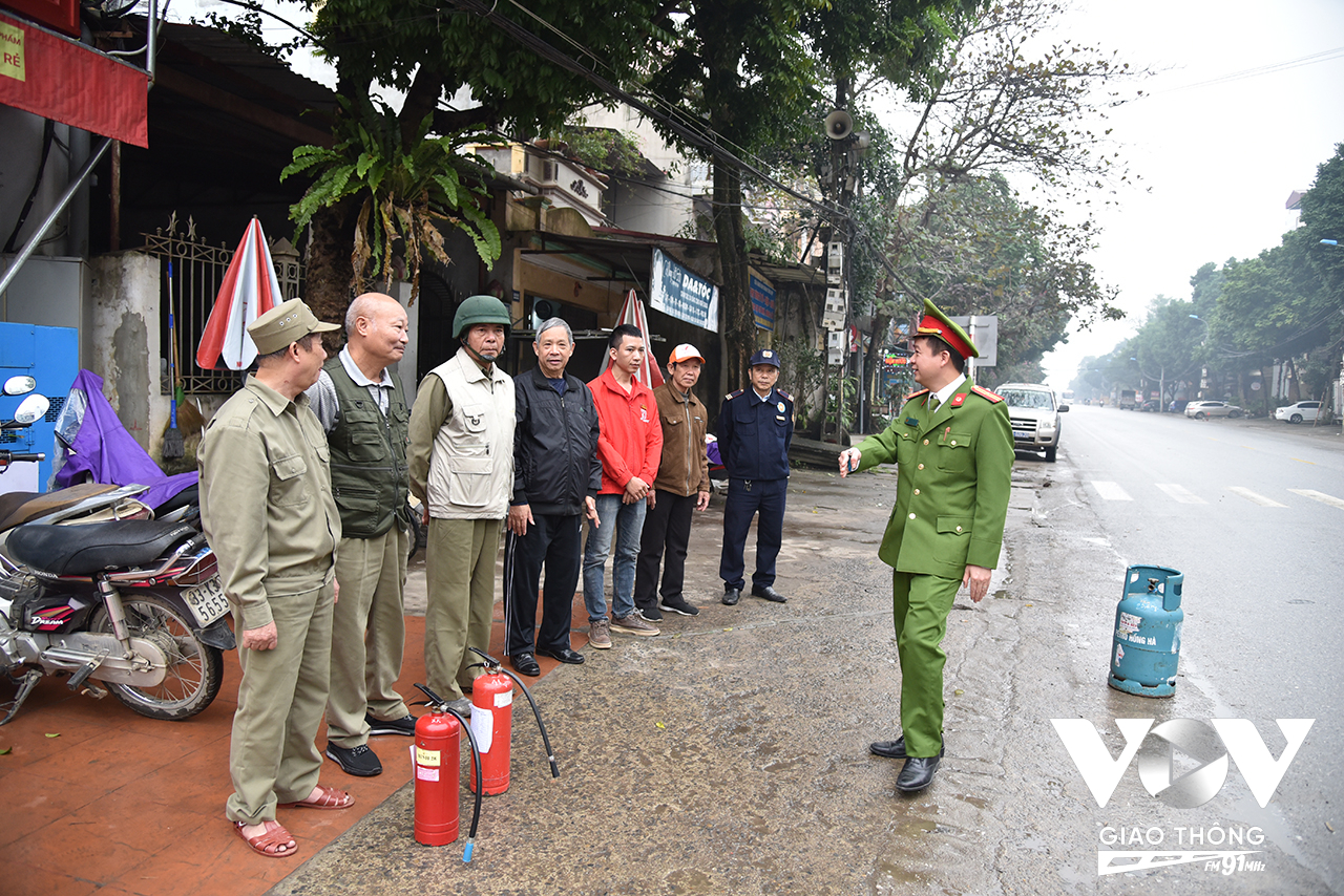 Một buổi tập huấn công tác chữa cháy, cứu nạn cứu hộ tại phường Xuân Khanh, thị xã Sơn Tây