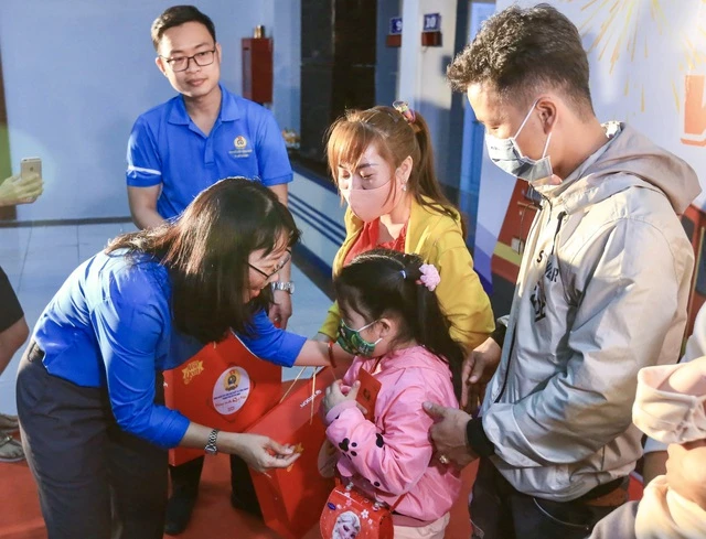 Chủ tịch Liên đoàn Lao động TP.HCM Trần Thị Diệu Thúy lì xì cho con em công nhân tại chương trình 'Chuyến tàu mùa xuân' năm 2023. Ảnh: Thanh niên