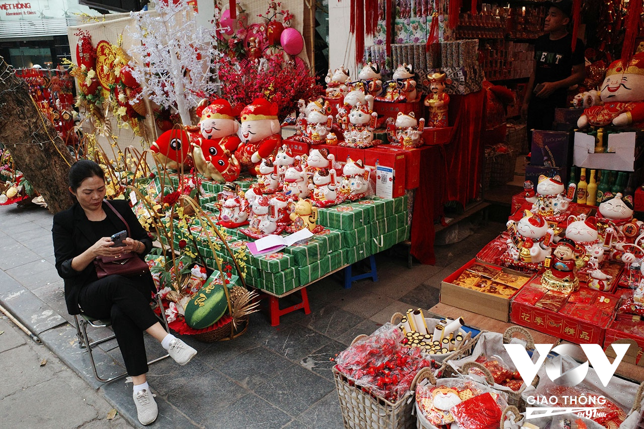 Những cửa hàng bán dồ trang trí tết trên phố Hàng Mã đã ngập tràn sắc đỏ