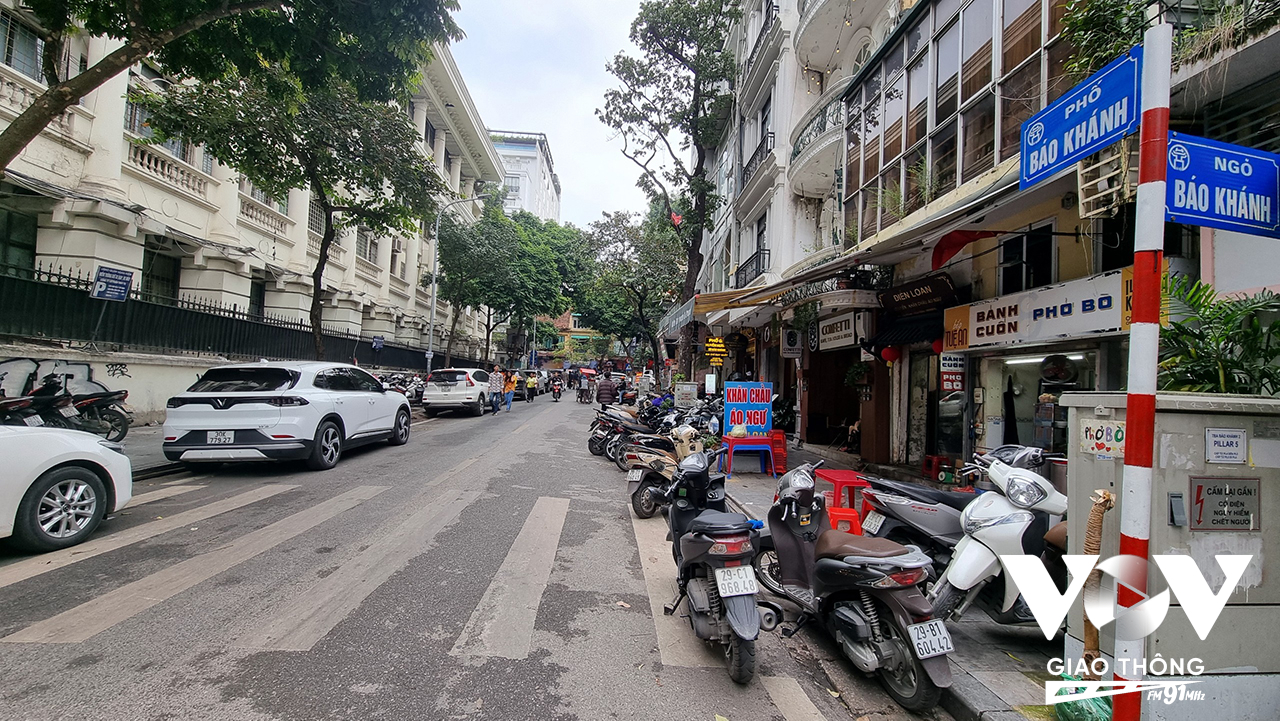Vỉa hè, lòng đường khu vực phố Bảo Khánh từ lâu nay đã chẳng còn dành cho người đi bộ. Thay vào đó là hàng quán, nơi gửi xe của khách để vào các nhà hàng, quán ăn.