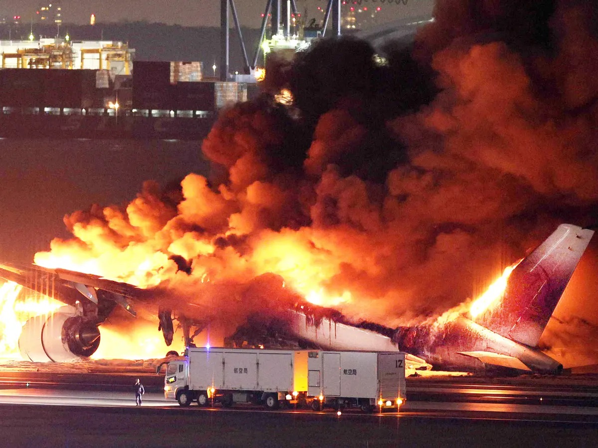 Máy bay Airbus của Japan Airlines cháy rụi sau va chạm. Ảnh: Guardian