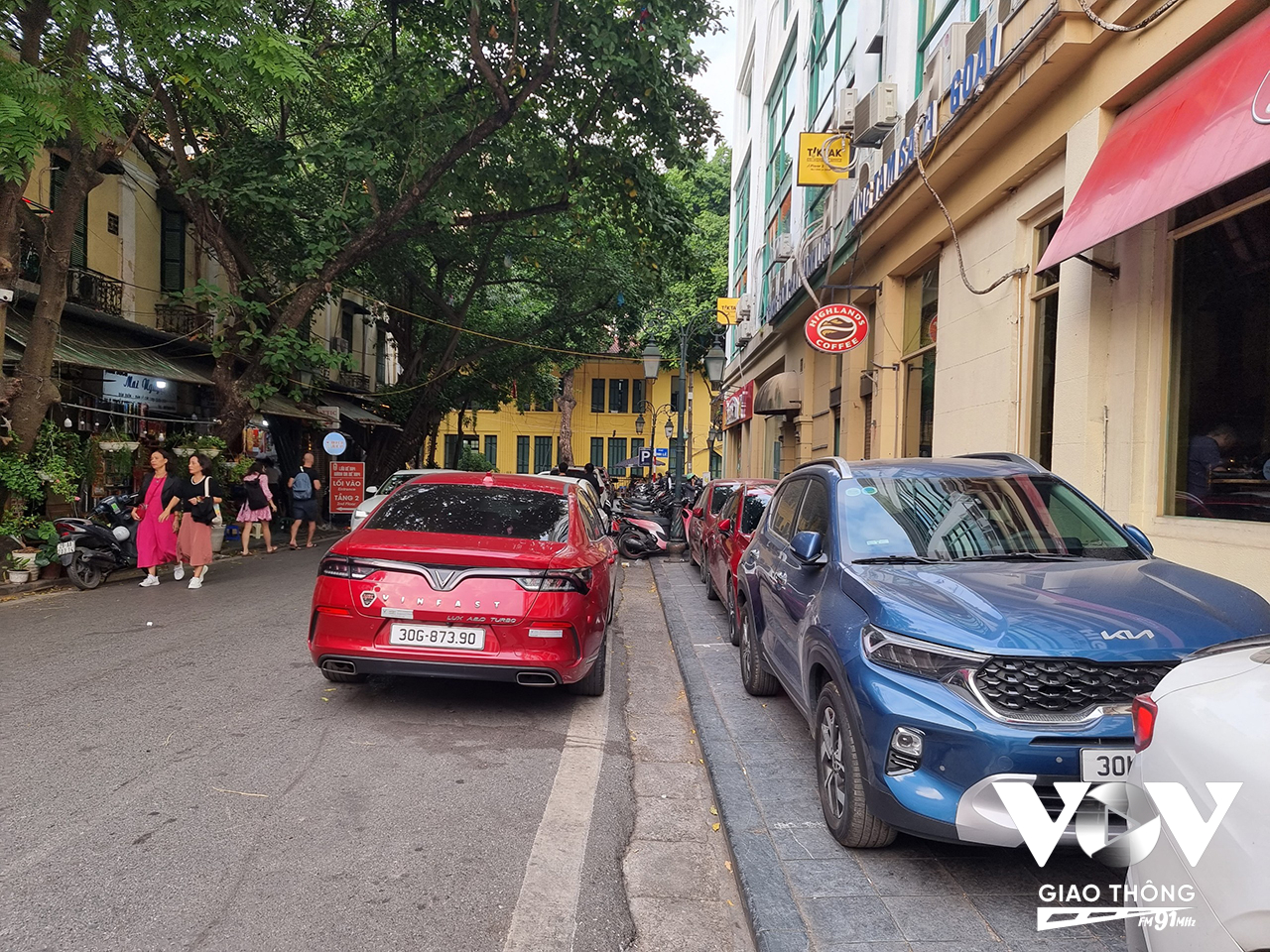 Bãi trông giữ xe tại phố Nguyễn Xí (Hoàn Kiếm, Hà Nội) nhận trông cả ô tô và xe máy chiếm dụng hoàn toàn vỉa hè của người đi bộ.