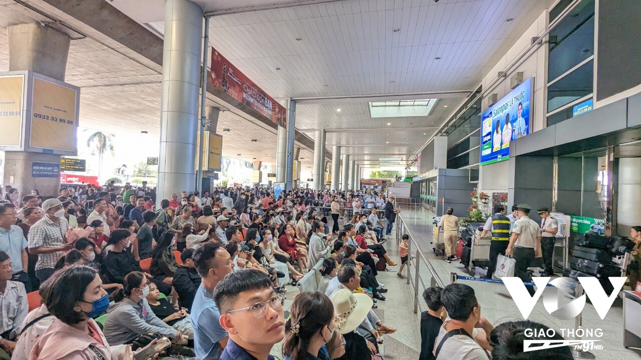 14h chiều ngày 25/1/2024 nhằm ngày Rằm tháng Chạp năm Quý Mão, tại khu vực cửa đến nhà ga quốc tế sân bay Tân Sơn Nhất, rất đông người có mặt để đón người nhà từ phương xa trở về.