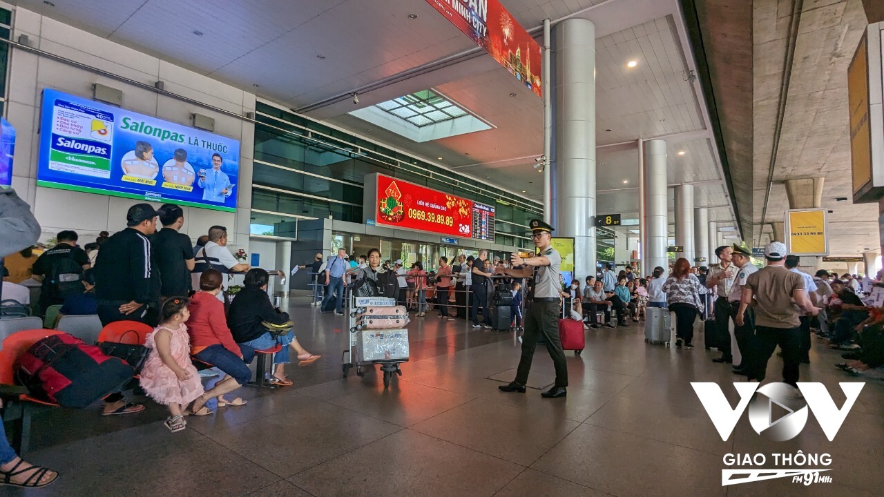 Nhằm phục vụ tốt nhất nhu cầu hành khách, các lực lượng của sân bay Tân Sơn Nhất đã sẵn sàng các kế hoạch từ sớm để hỗ trợ hành khách chu đáo nhất. Ảnh: Lực lượng an ninh sân bay hướng dẫn hành khách cũng như nhắc nhở người dân không gây ảnh hưởng đến lối đi chung