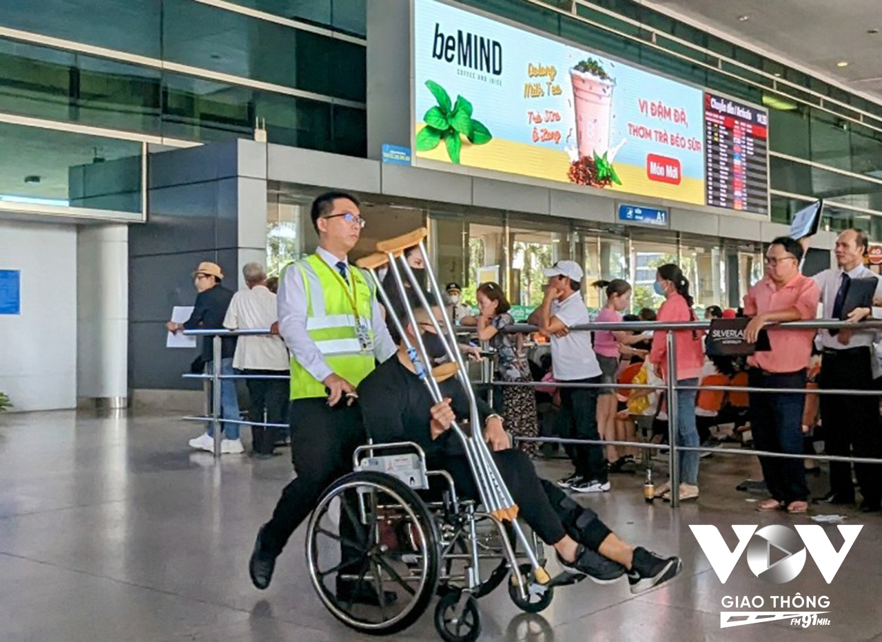 Hành khách là người già, trẻ em hoặc có vấn đề về sức khoẻ đều được nhân viên phục vụ mặt đất của sân bay hỗ trợ tích cực.