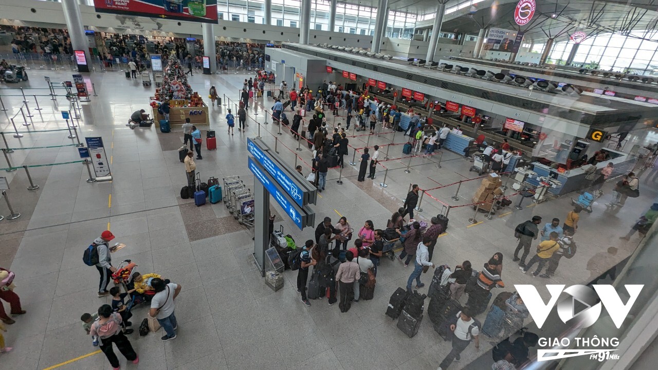 Tại khu vực ga đi quốc tế, hành khách làm thủ tục check in, xuất cảnh cũng rất đông đúc. Theo thống kê của cảng hàng không quốc tế Tân Sơn Nhất, số lượng chuyến bay, hành khách đi và đến tại ga quốc tế những ngày qua là khá tương đồng, mỗi ngày có khoảng 280 chuyến bay đi và đến với khoảng 43.000 44.000 hành khách.