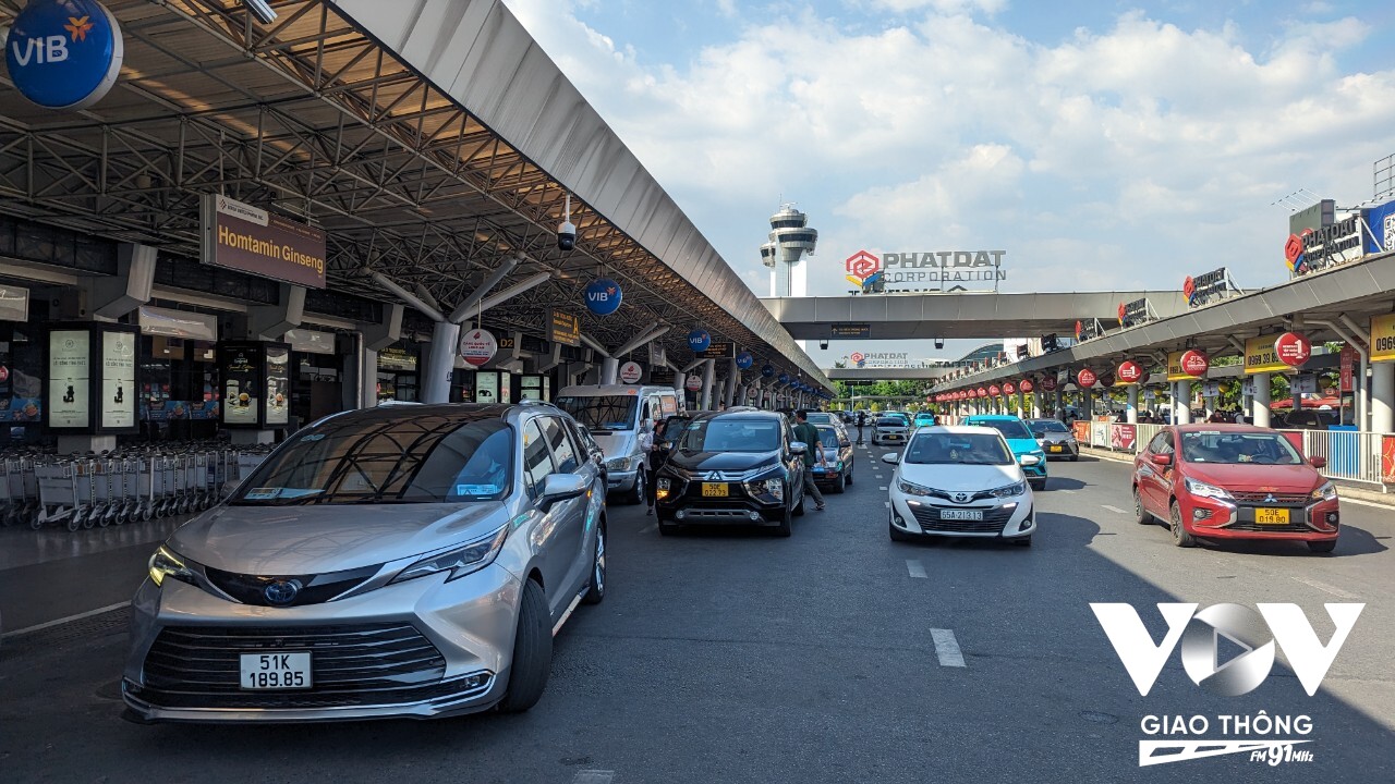 Dù lượng khách có đông hơn ngày thường song hoạt động trong và ngoài sân bay Tân Sơn Nhất nhìn chung vẫn diễn ra ổn định. Dự báo đợt cao điểm phục vụ Tết Nguyên Đán Giáp thìn sẽ bắt đầu từ ngày 25 tháng Chạp trở đi khi nhu cầu khách nội địa tăng cao hơn.