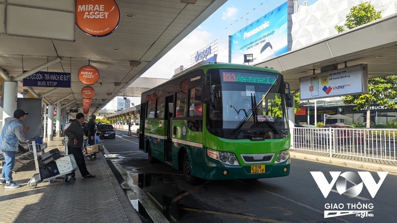 Bên cạnh xe hợp đồng, taxi, xe công nghệ thì các tuyến xe buýt công cộng vẫn duy trì hoặc tăng tần suất hoạt động để có thể phục vụ tốt nhất nhu cầu đi lại của hành khách qua sân bay Tân Sơn Nhất.