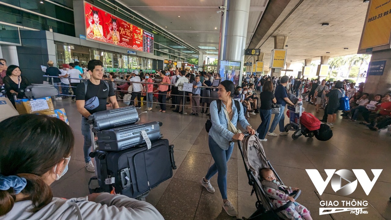 Đa số tại ga đến sân bay Tân Sơn Nhất những ngày này là kiều bào từ nhiều nơi trên thế giới như Mỹ, Canada, Hàn Quốc, Nhật Bản, Đài Loan…cùng người thân về quê đón Tết cổ truyền của dân tộc