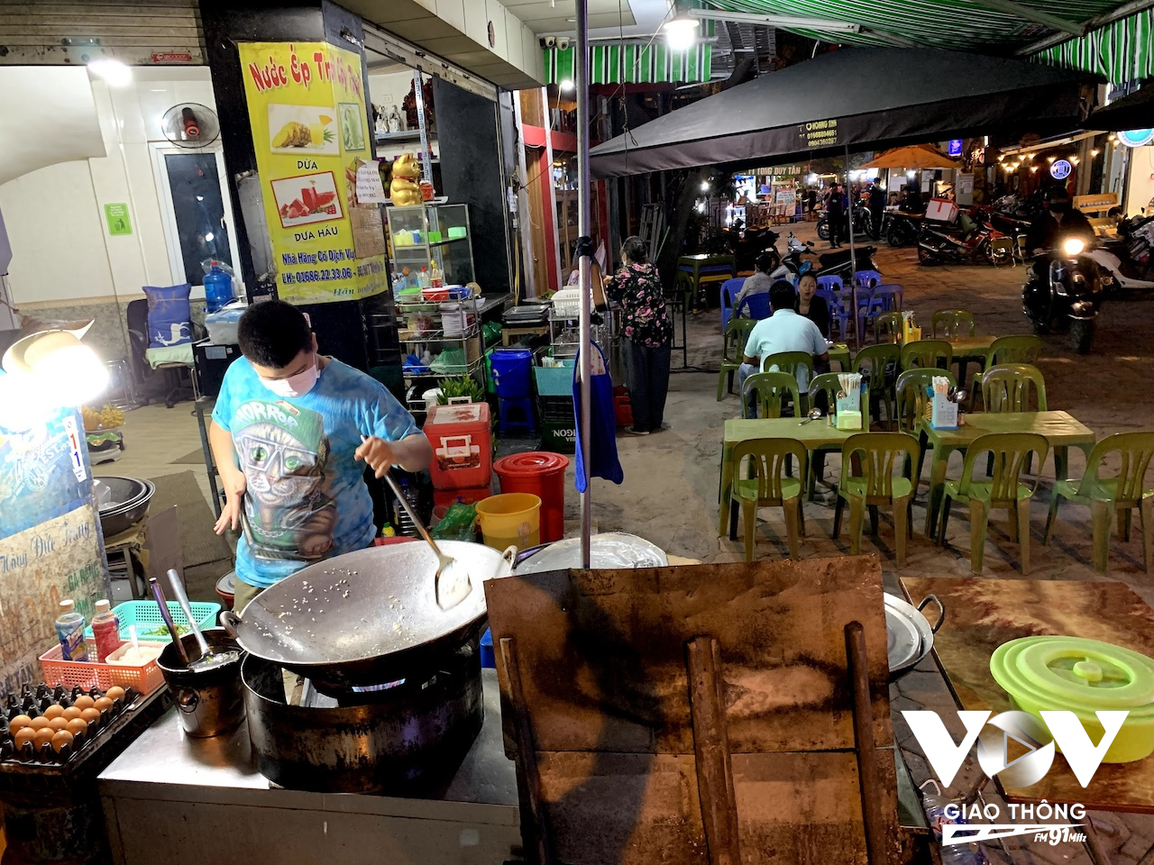 Du khách đến Hà Nội bây giờ đã quá quen thuộc với những con phố ẩm thực nổi tiếng như ở phố Tống Duy Tân, Hoàn Kiếm, Hà Nội