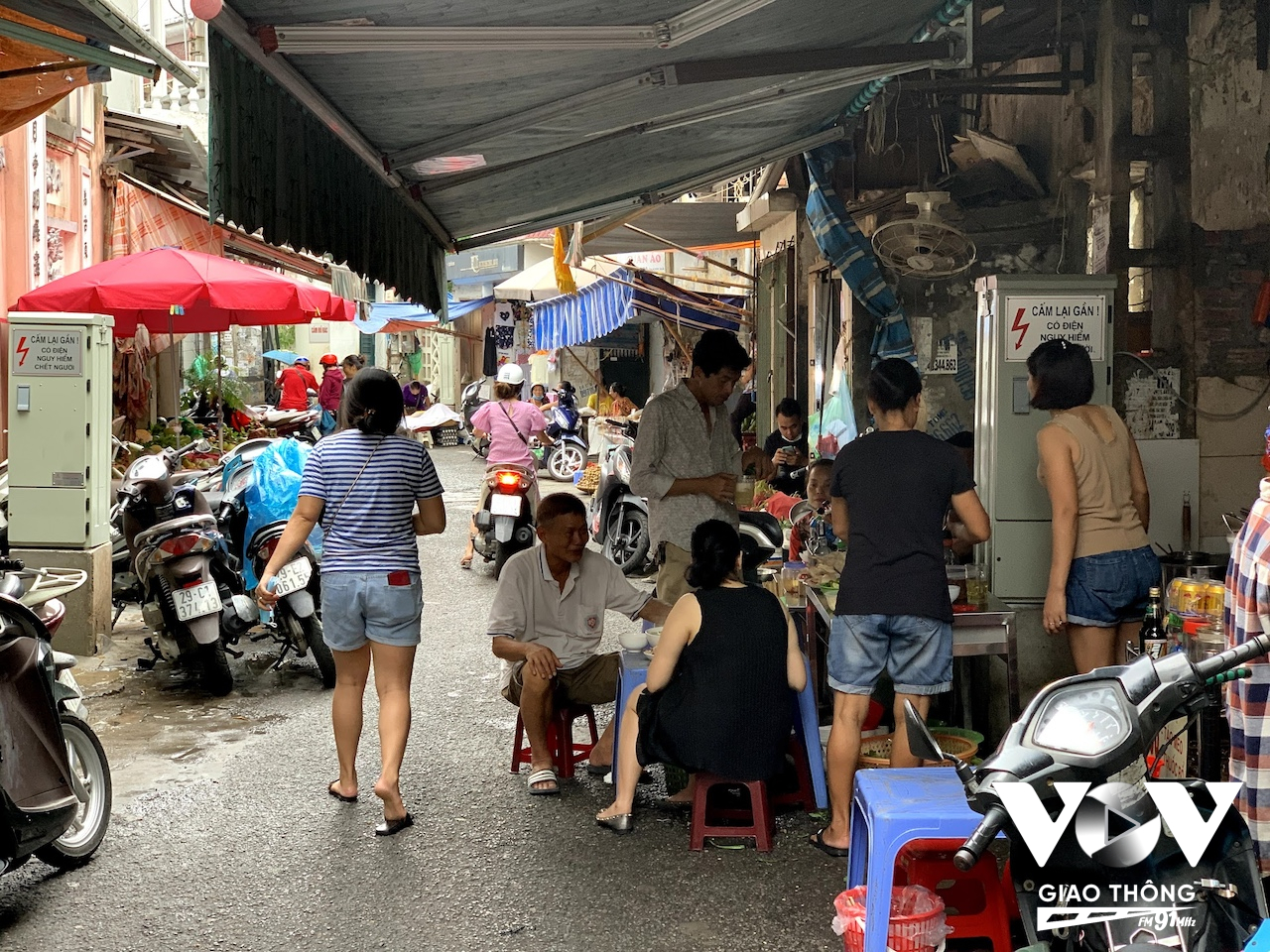 Tuy nhiên, để hiểu về văn hoá ẩm thực của người Hà Nội, người ta sẽ phải tìm đến những con ngõ nhỏ lắt léo trong phố cổ, nơi phục vụ những món ăn bình dân, hợp túi tiền với nhiều người, và đặc biệt rất ngon và mang đậm nét văn hoá ẩm thực của người Hà Nội