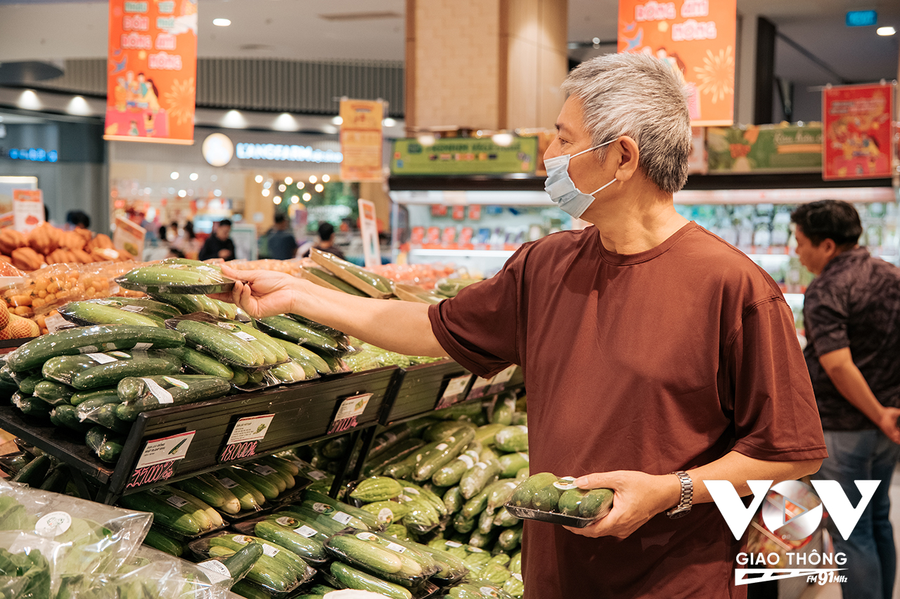 Nhiều người tiêu dùng cũng kỹ càng trong việc lựa chọn mua thực phẩm để bảo vệ sức khoẻ cho chính bản thân mình.