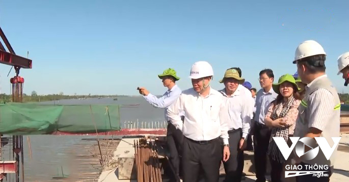 Chủ tịch UBND tỉnh Bến Tre - Trần Ngọc Tam kiểm tra công tác thi công công trình
