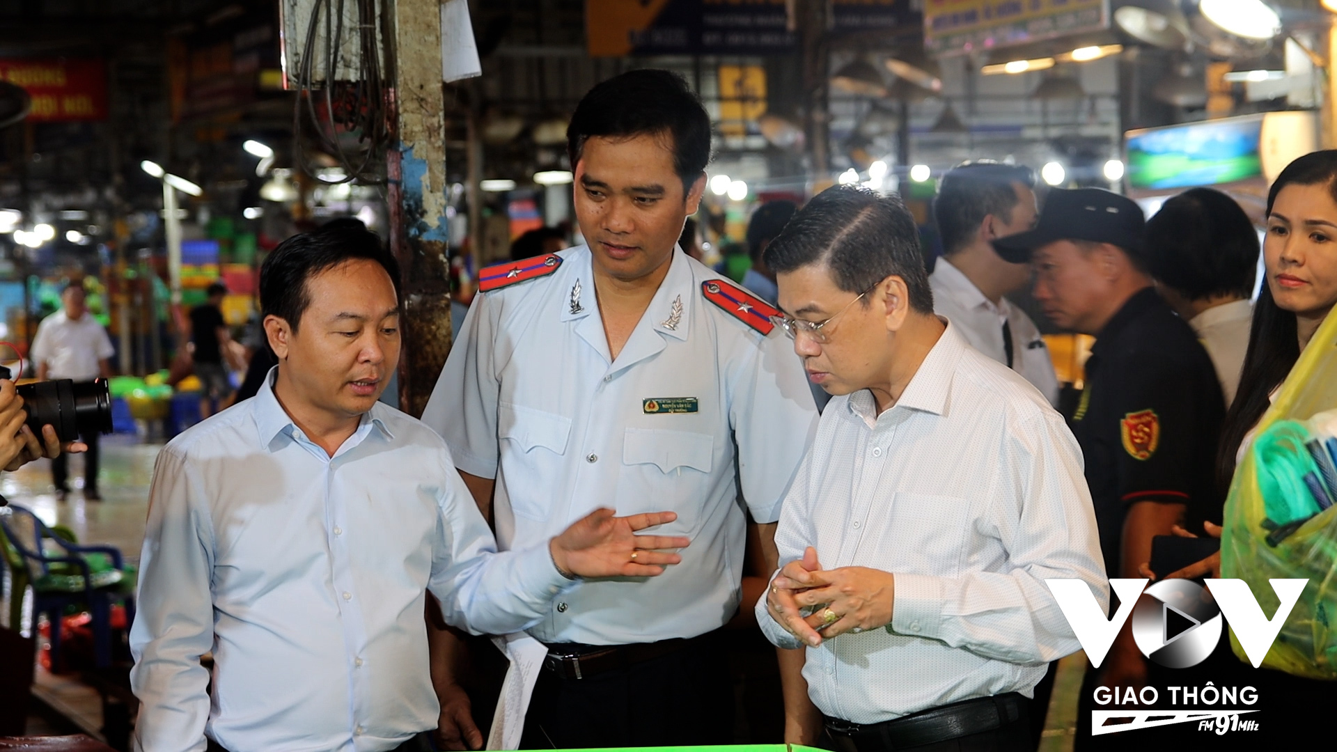 Phó Chủ tịch UBND TP.HCM Nguyễn Văn Dũng khảo sát tại chợ đầu mối Bình Điền
