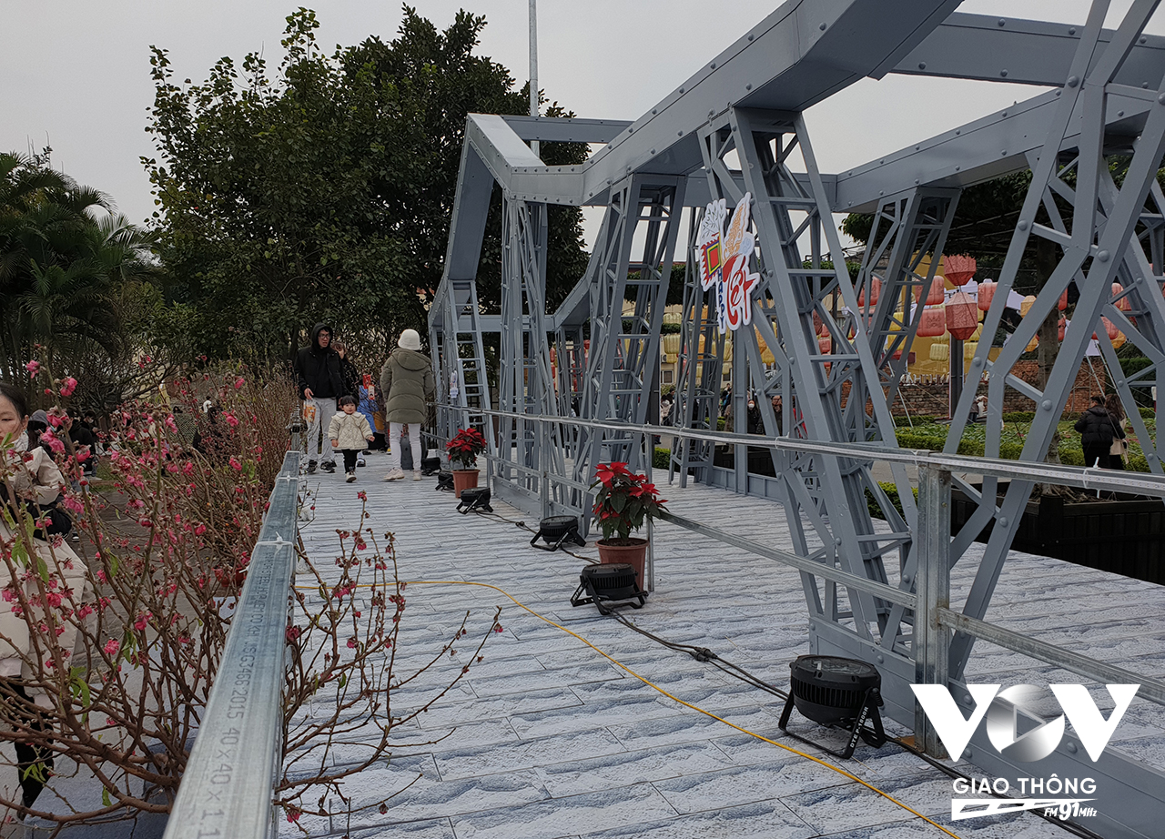 Cây cầu Long Biên lịch sử được tái hiện với hàng hoa đào rực rỡ