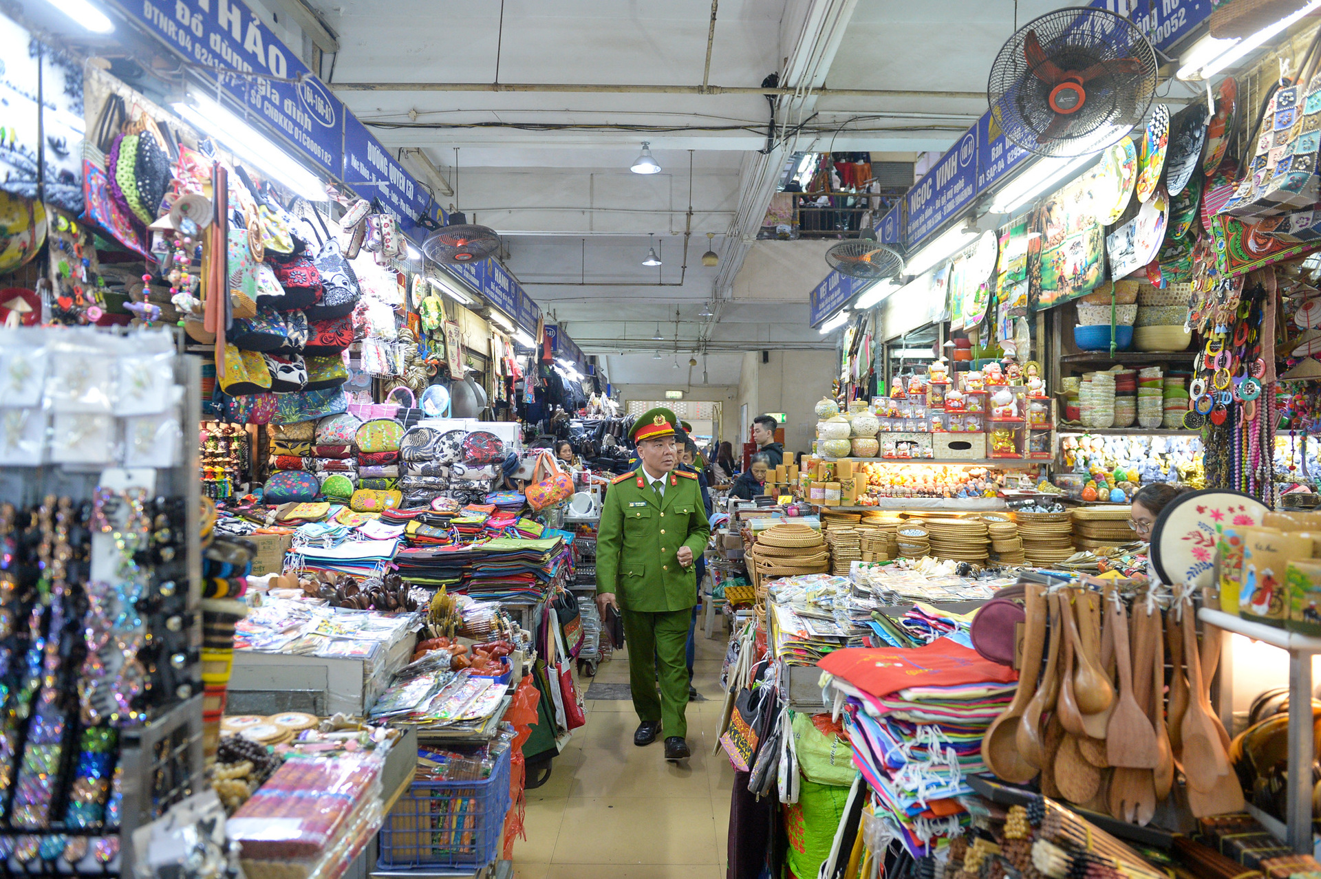 Lực lượng chức năng kiểm tra an toàn PCCC&CNCH trong chợ Đồng Xuân
