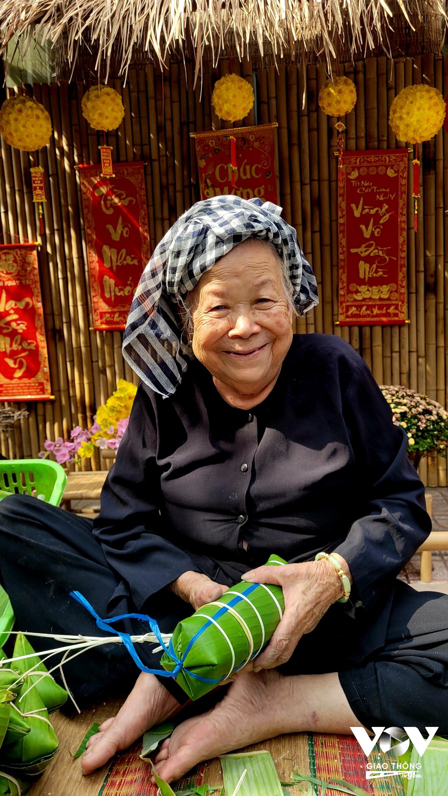 Bà Ích năm nay 83 tuổi, bà vẫn được người dân địa phương gọi thân thương là bà Út Bánh Tét