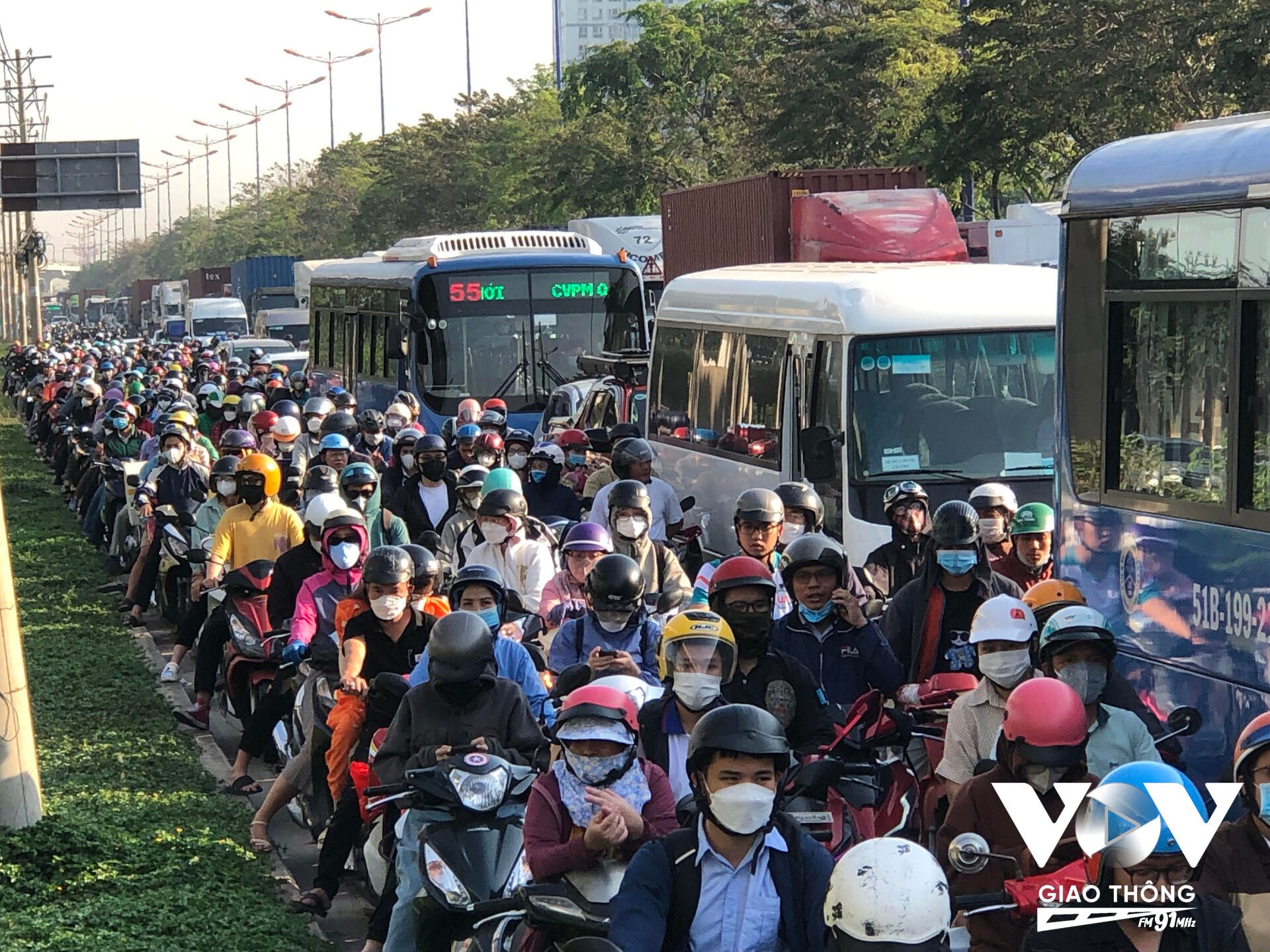 Sáng sớm nay (30/1), tuyến đường Võ Nguyên Giáp (xa lộ Hà Nội cũ, thuộc TP. Thủ Đức, TP.HCM) rơi vào cảnh ùn tắc kéo dài.