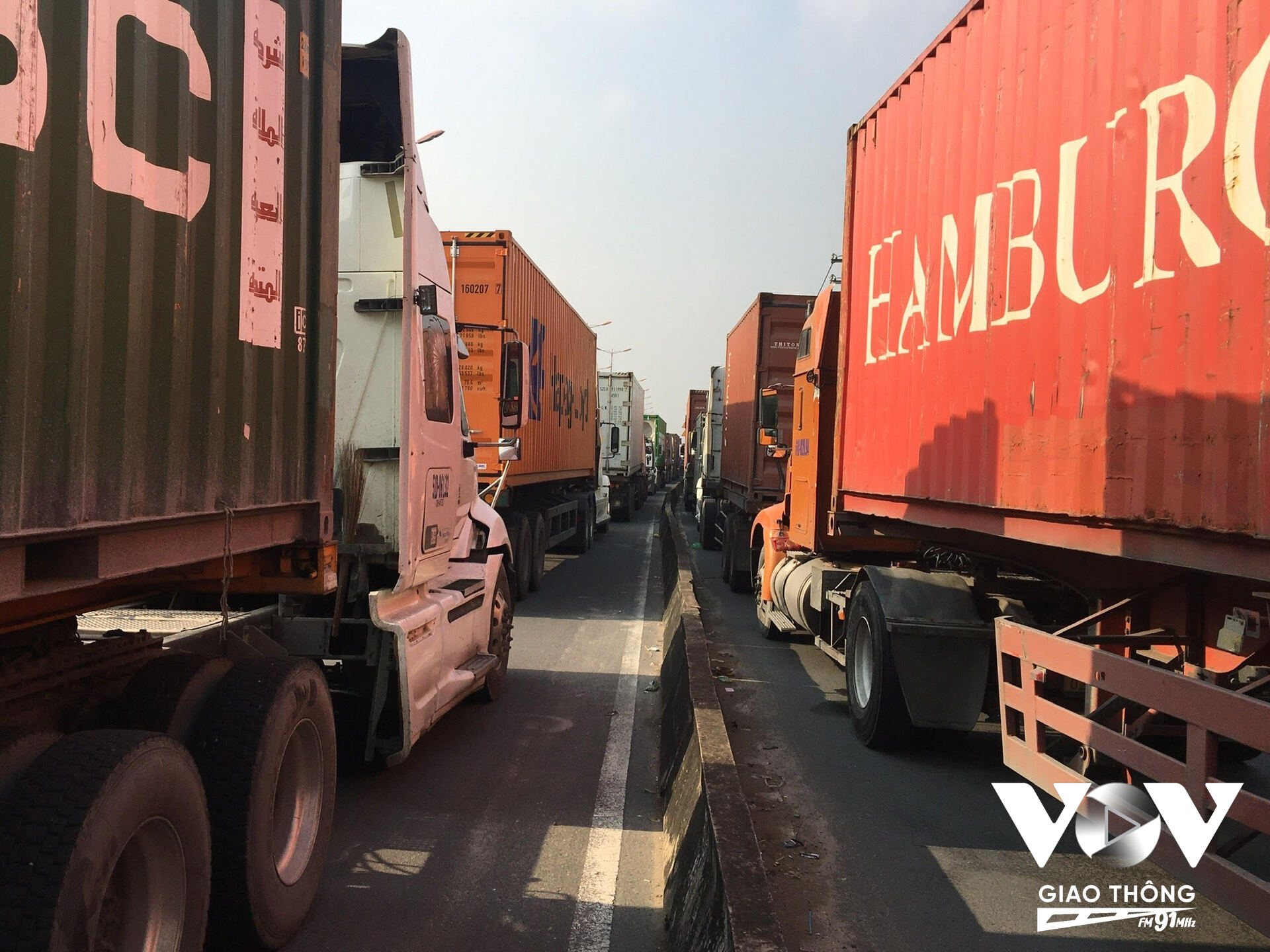 Hàng ngàn phương tiện như xe container, xe tải, ô tô, xe buýt… phải nối đuôi nhau từ ngã 4 Thủ Đức đến ngã 4 RMK.