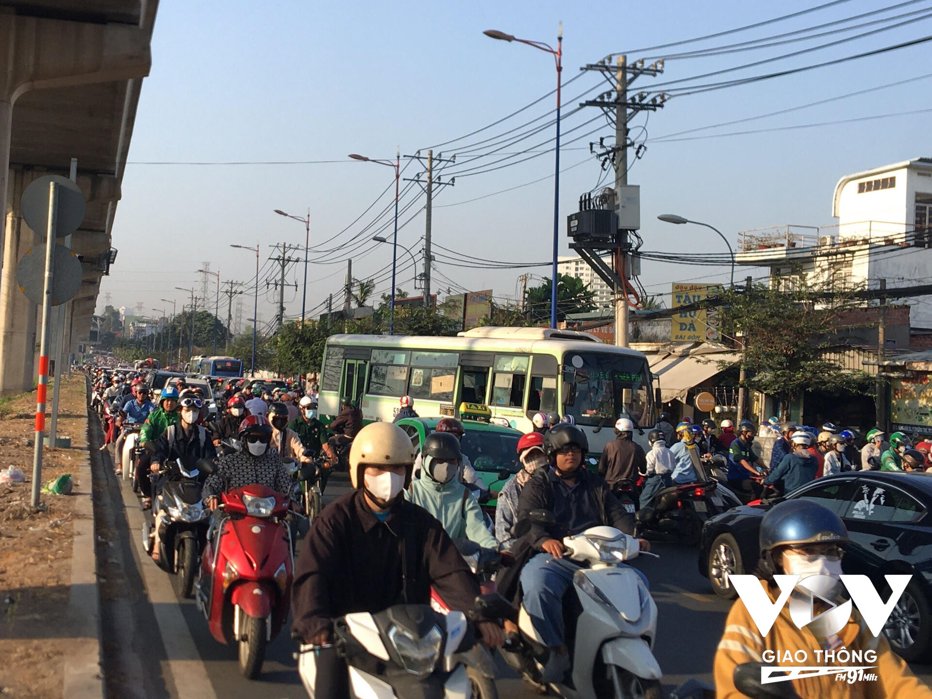 Ảnh hưởng của tỉnh trạng ùn tắc trên đường Võ Nguyên Giáp khiến giao thông các tuyến đường lân cận như Lê Văn Việt, Nguyễn Văn Bá, Đỗ Xuân Hợp, Tây Hoà… cũng gặp khó khăn.