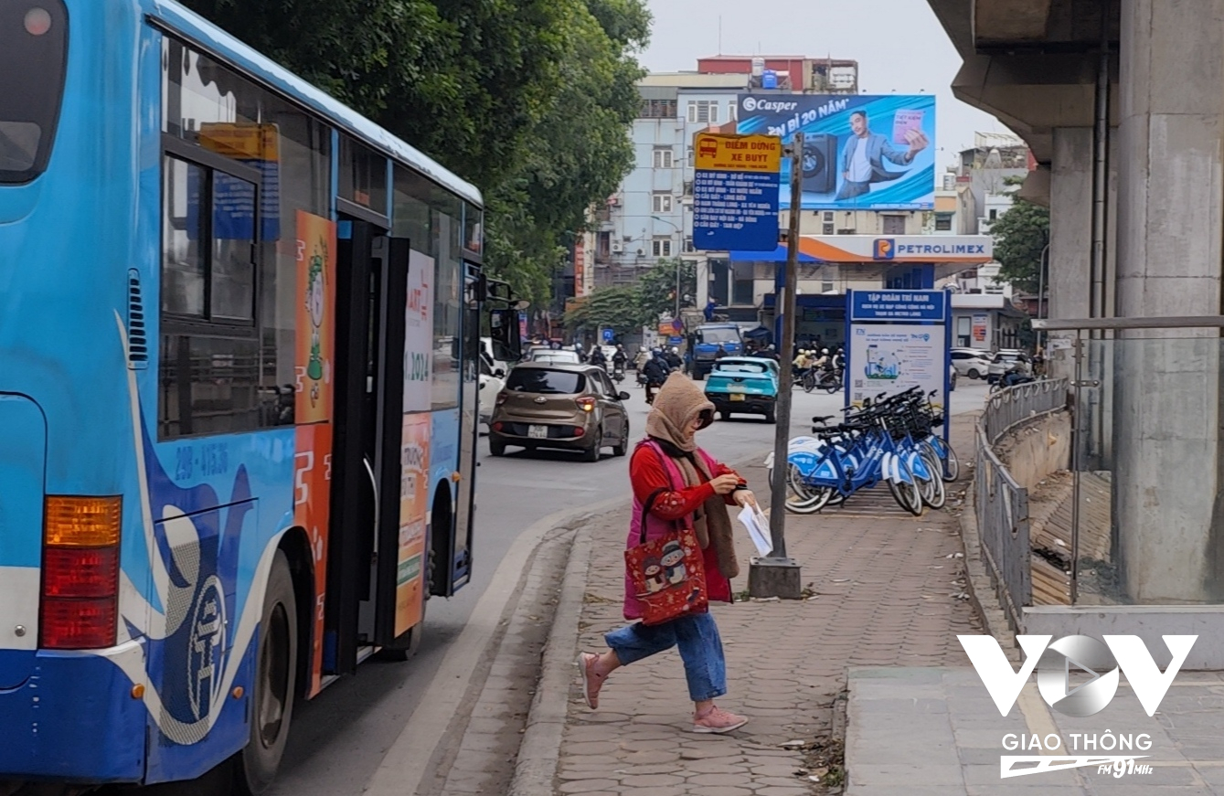 Trong những ngày trời rét đậm rét hại ở Hà Nội, xe buýt, tàu điện trên cao đã chứng minh được ưu thế của mình