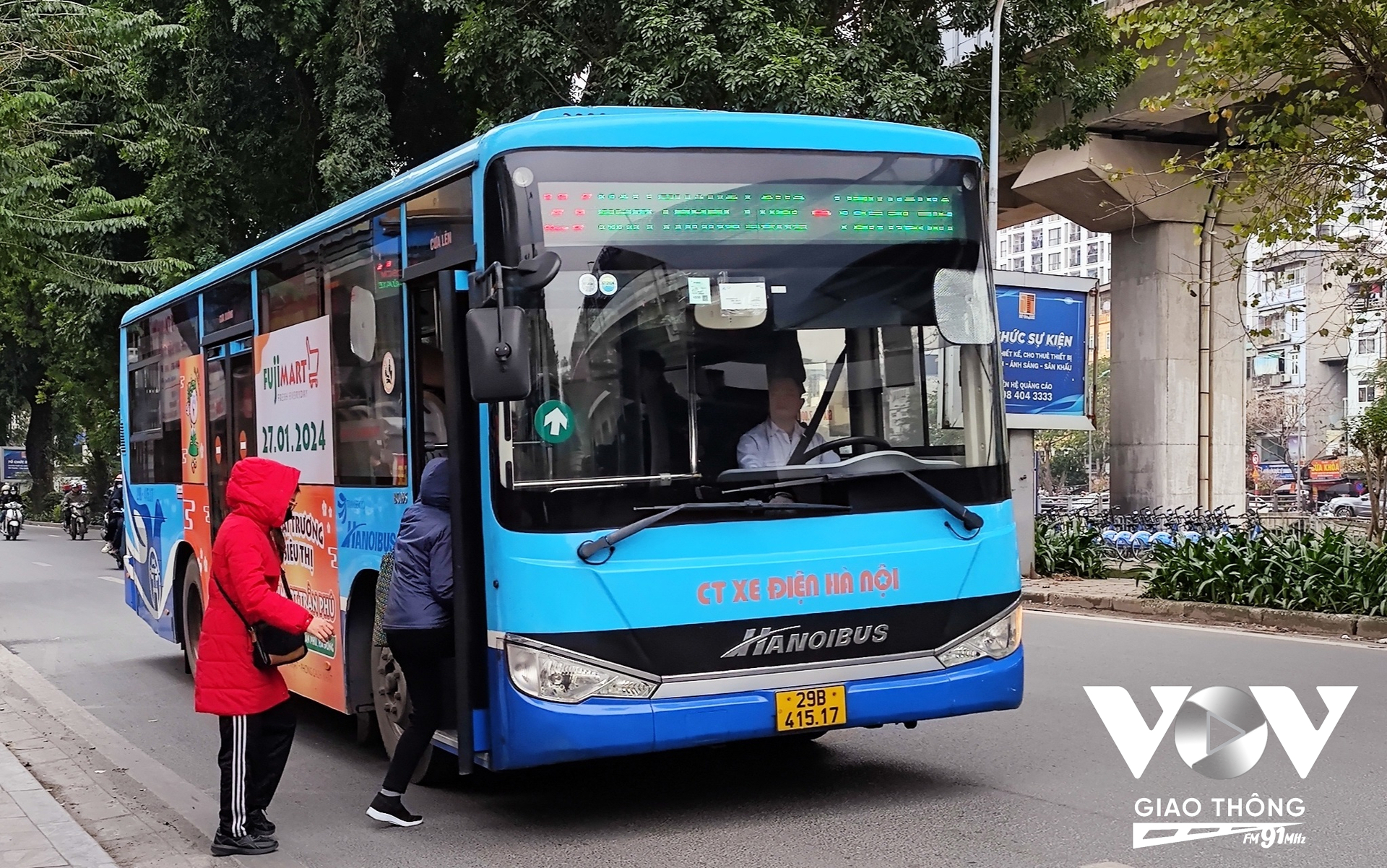 Nhiều người là đồng nghiệp cùng cơ quan công sở đã không hẹn mà gặp trên phương tiện công cộng để 'trốn rét'