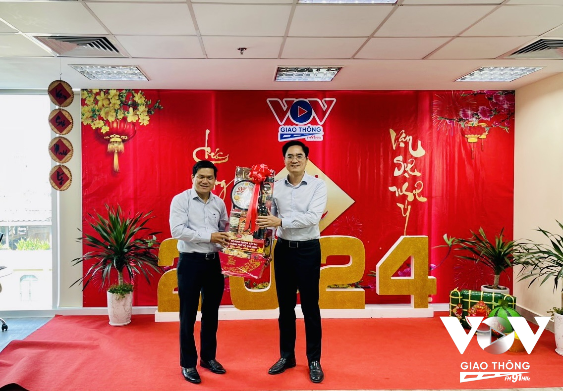 Ông Trần Quang Lâm - Giám đốc Sở GTVT TPHCM làm trưởng đoàn đã đến thăm, chúc tết Kênh VOV Giao Thông nhân dịp Tết Giáp Thìn 2024