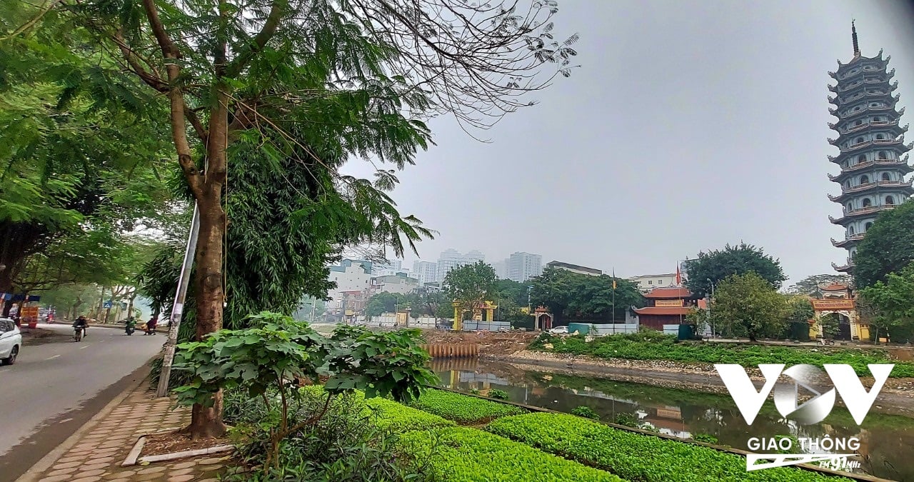 Những khoảng xanh từ hè đường Kim Giang, thấp thoáng bên sông mái chùa Bằng cao vút.