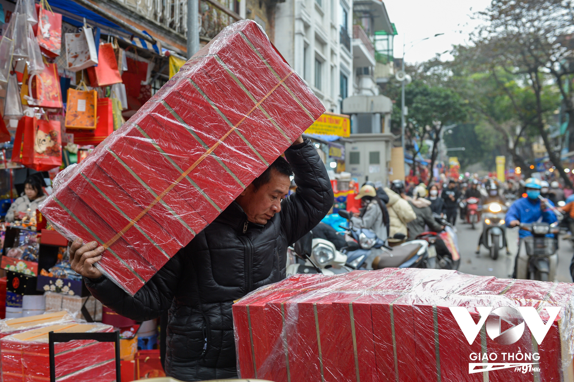Các hộp đựng quà tết được bọc gói cẩn thận để vận chuyển đi các tỉnh.