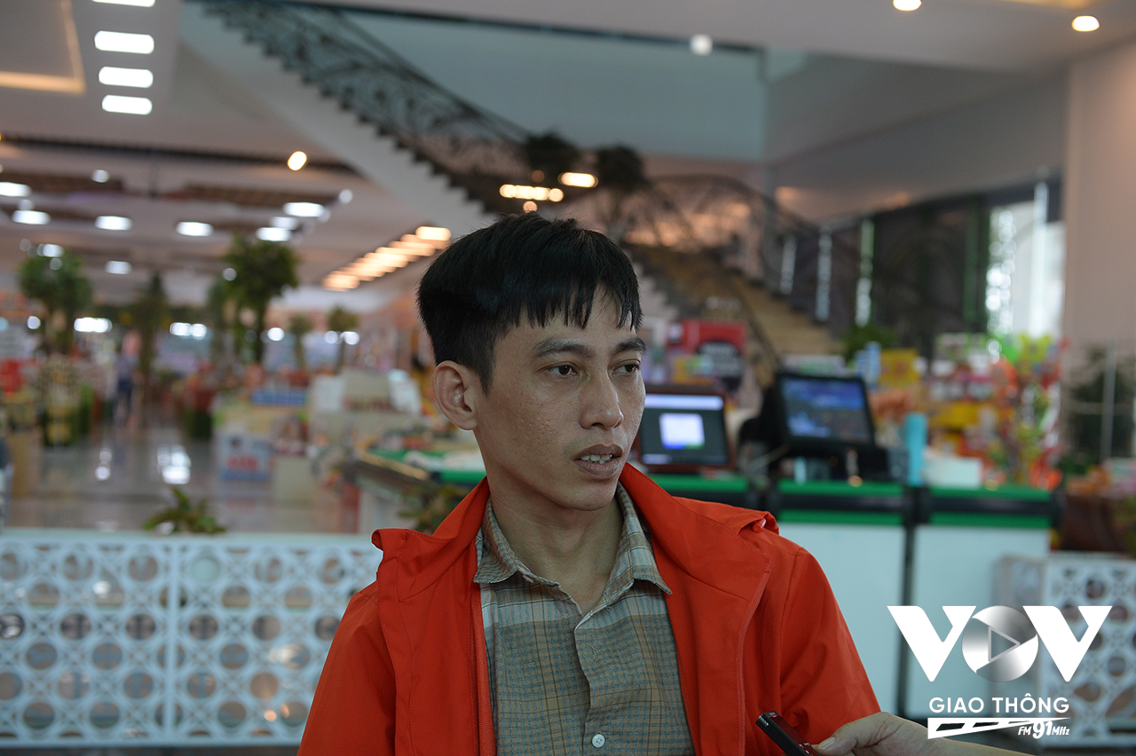 Tài xế Đinh Quang Tiến khá bất ngờ và choáng ngợp khi lần đầu vào trạm dừng nghỉ Xuân Khiêm trên cao tốc Cao Bồ - Mai Sơn mới khánh thành.
