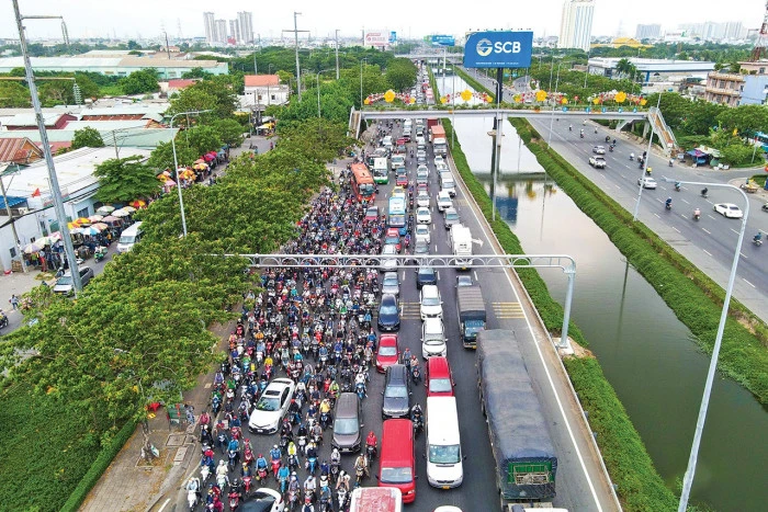 Quốc lộ 1, huyện Bình Chánh, TP.HCM thường xuyên bị ùn tắc do đường hẹp, xuống cấp. Ảnh: Báo Giao thông