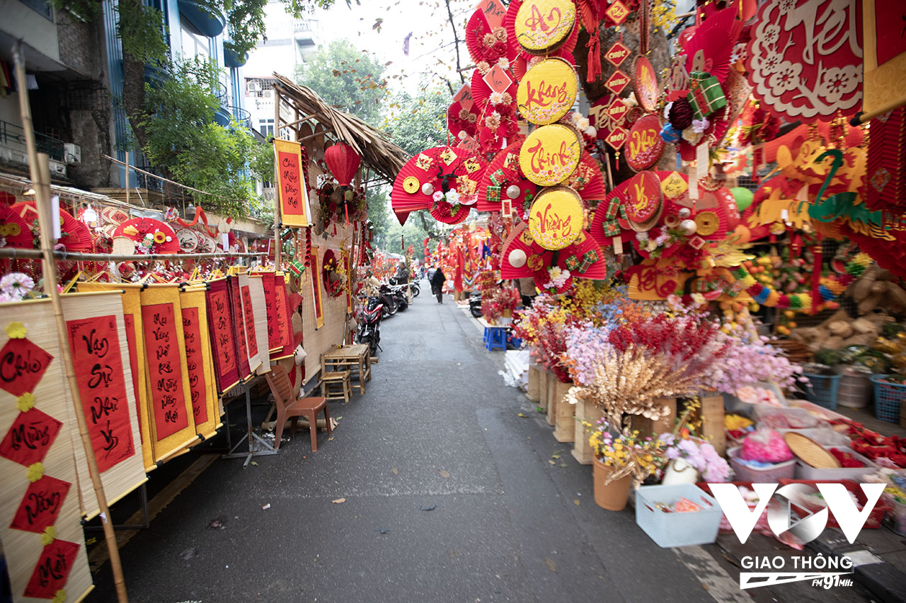 Đi chơi chợ hoa Hàng Lược dịp cận tết Nguyên đán là một trong những sinh hoạt văn hoá quen thuộc của người dân Hà Nội