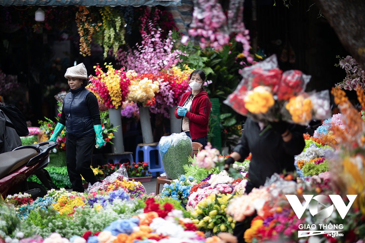 Khu vực bán hoa giả ở phố Hàng Chai nối với chợ hoa Hàng Lược khá nhộn nhịp
