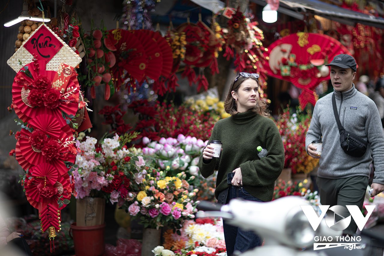 Du khách nước ngoài tò mò ngắm chợ hoa