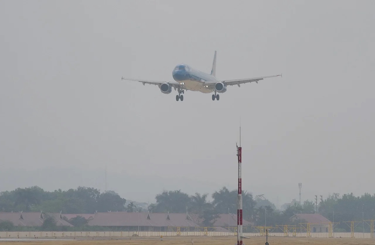 12-chiec-may-bay-airbus-a321-mang-so-hieu-vn-a396-dang-ha-canh-xuong-mat-duong-bang-san-bay-dien-bien-jpg-1504