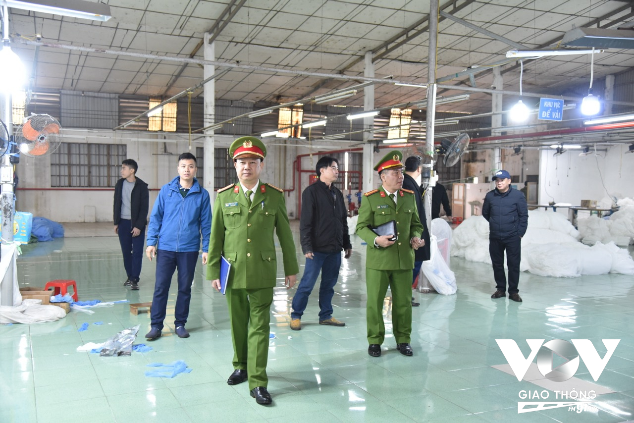 Đội Cảnh sát PCCC&CNCH Công an huyện Phú Xuyên tuyên truyền an toàn PCCC tại các làng nghề, kho xưởng sản xuất