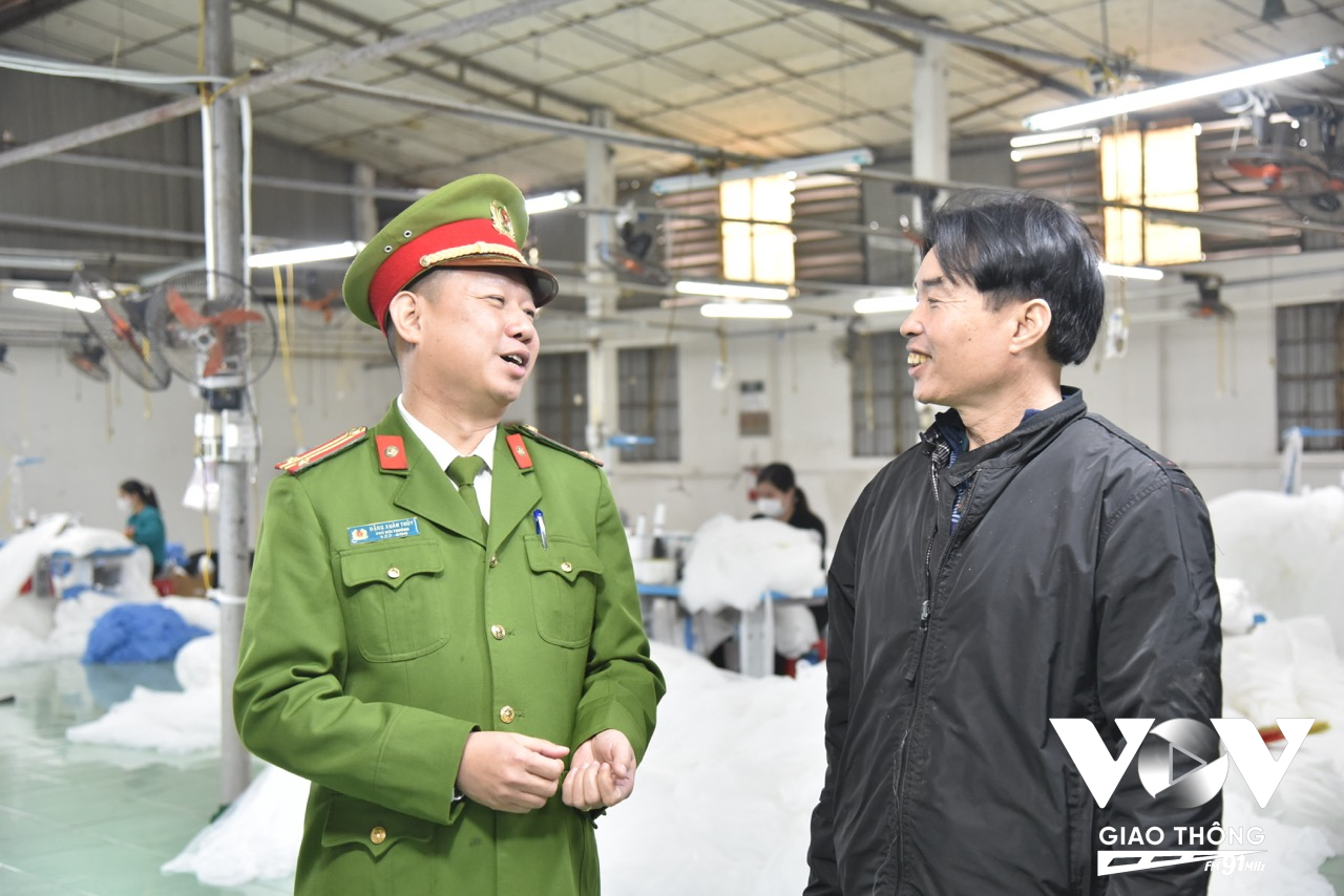 Trung tá Đặng Xuân Thủy - Phó đội trưởng Đội Cảnh sát PCCC&CNCH Công an huyện Phú Xuyên tuyên truyền công tác đảm bảo an toàn PCCC đến người dân