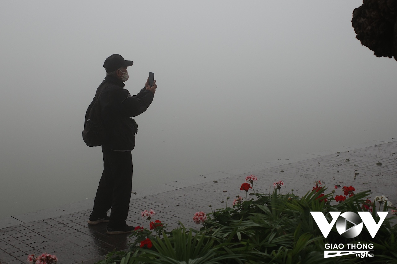 Nhiều người dùng điện thoại để chụp ảnh Hồ Gươm trong sương