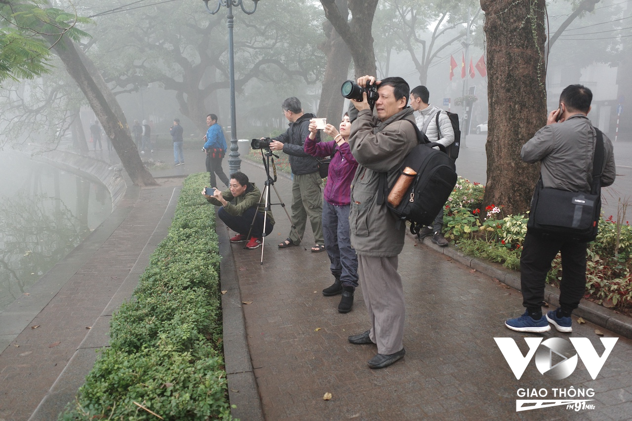 Nhiều nhiếp ảnh gia chỉ mong chờ tới những ngày có hiện tượng thời tiết này để mang máy ra Hồ Hoàn Kiếm sáng tác