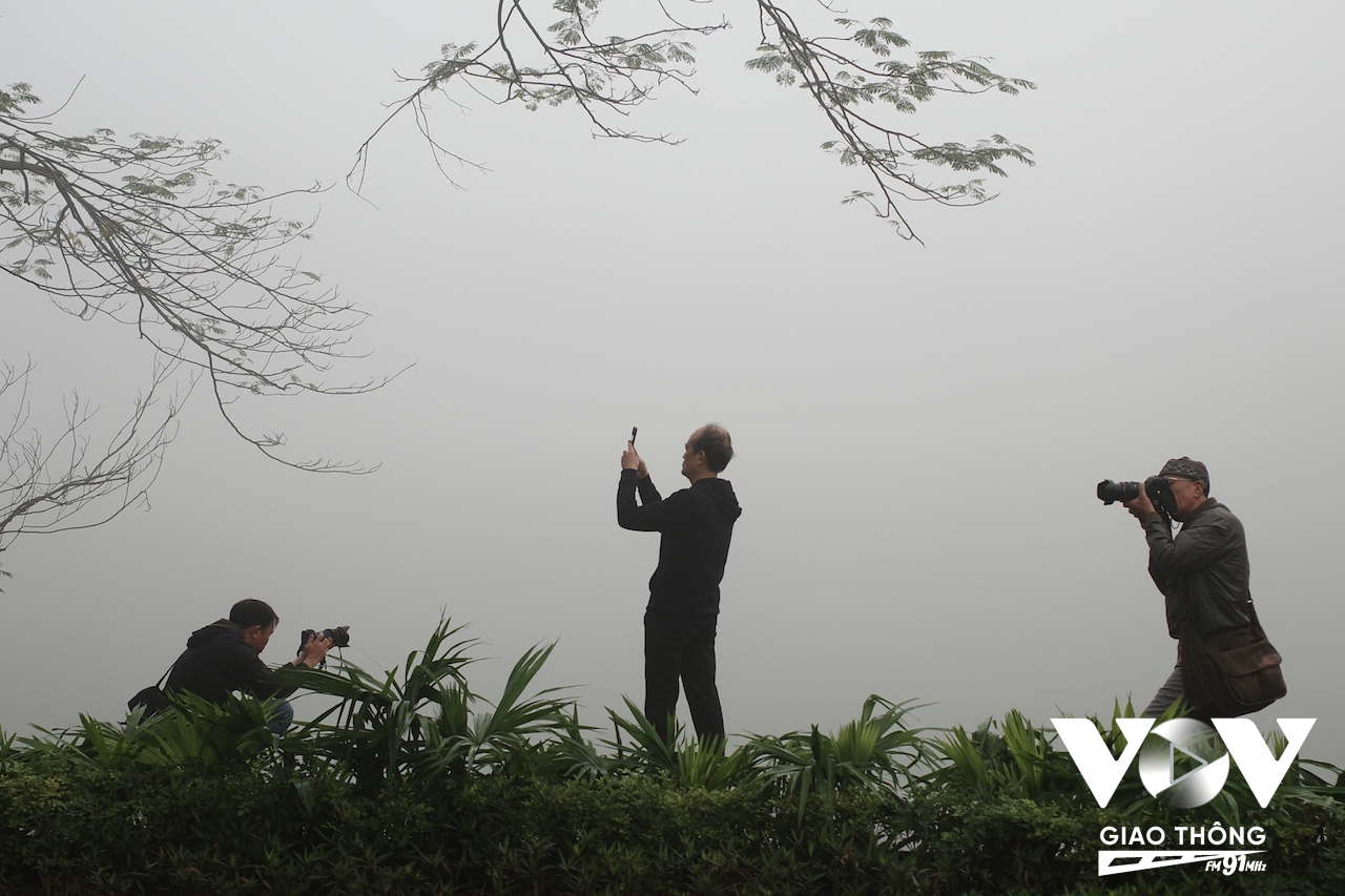Đặc biệt ở khu vực Hồ Hoàn Kiếm, lượng sương mù thường đậm đặc hơn nơi khác, tạo nên một cảnh quan kỳ thú khiến nhiều người muốn ghi lại khoảnh khắc đặc biệt này