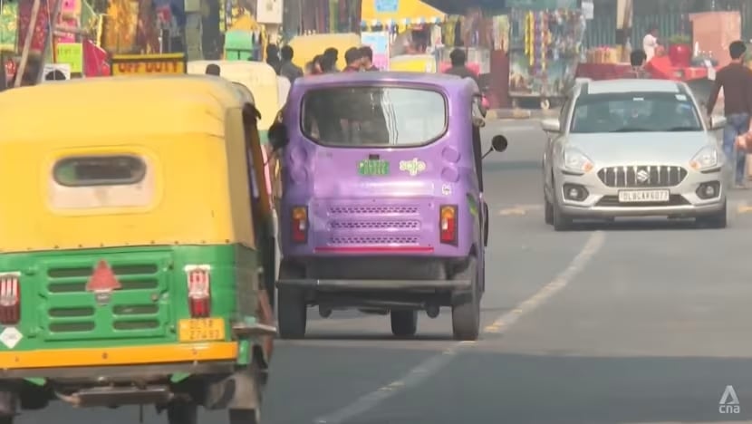 Hiện tại, gần như cứ 50 chiếc xe ba bánh chạy trên đường phố thủ đô Ấn Độ thì có một chiếc chạy bằng năng lượng điện. Ảnh: CNA
