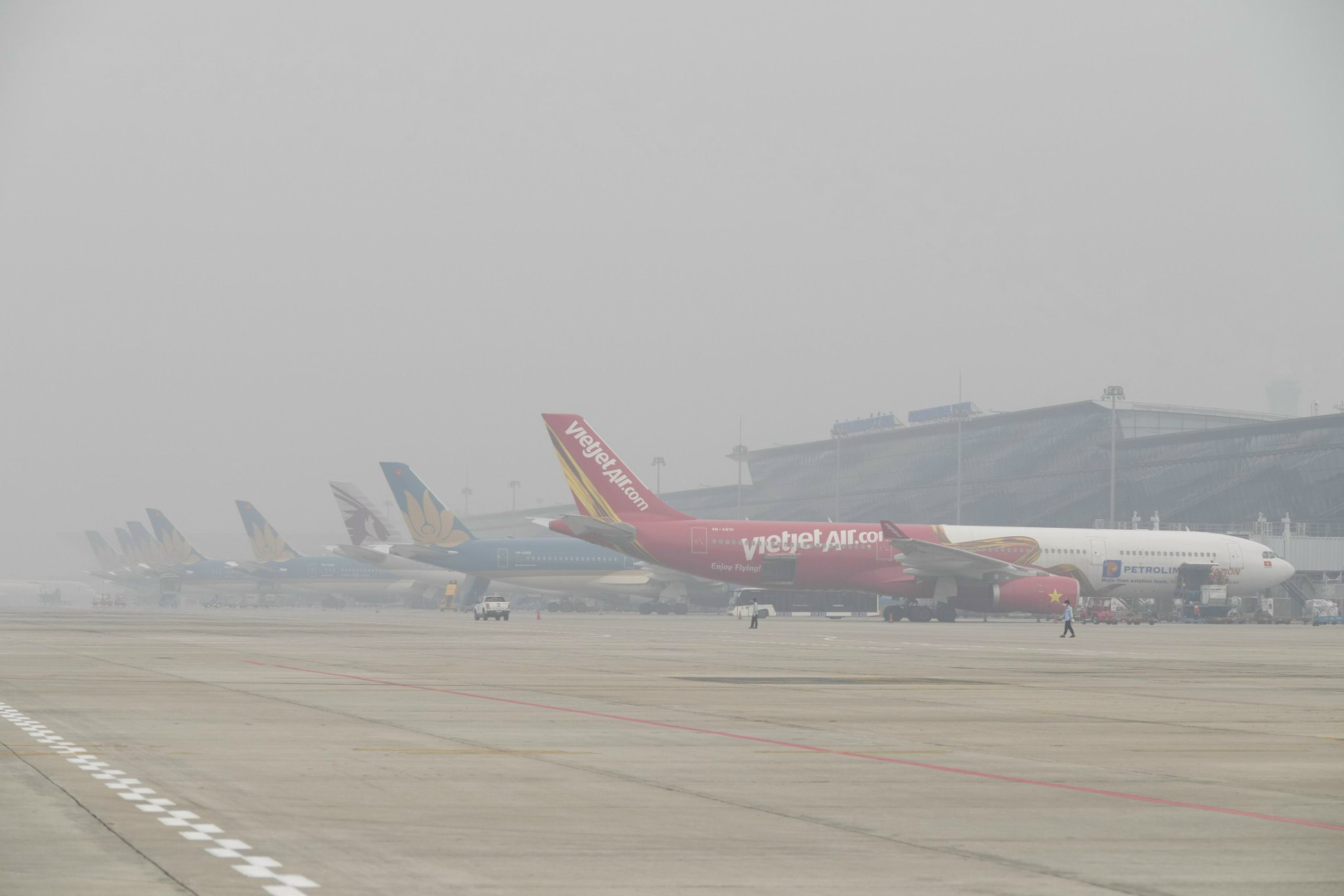 Sương mù dày đặc khiến nhiều chuyến bay không thể cất, hạ cánh được tại sân bay Nội Bài
