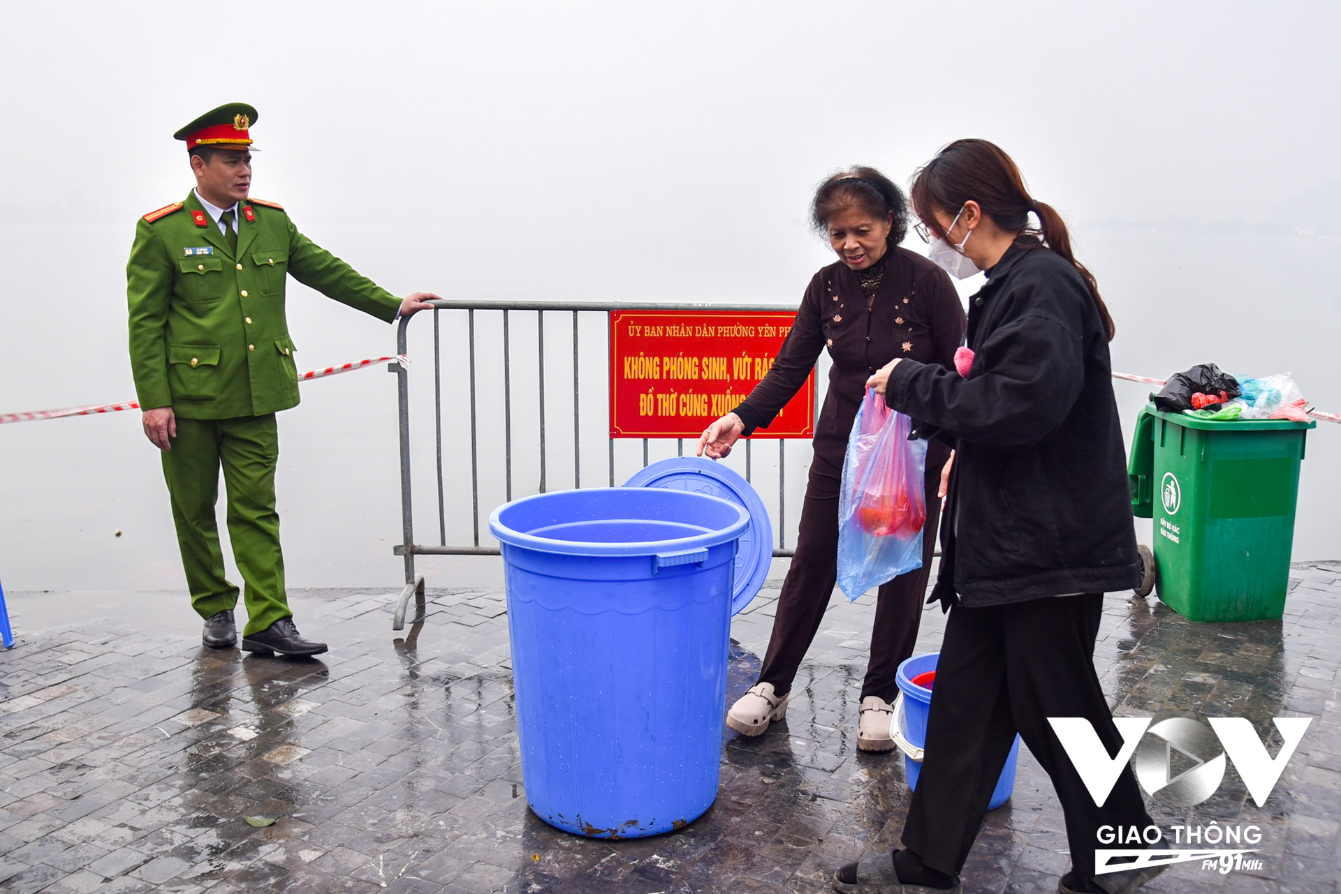 Còn tại khu vực Hồ Tây, ở mặt hồ khu vực đường Thanh Niên, có các lực lượng của phường Yên Phụ, quận Tây Hồ, Hà Nội hỗ trợ người dân thả cá. (Ảnh: Phúc Tài)