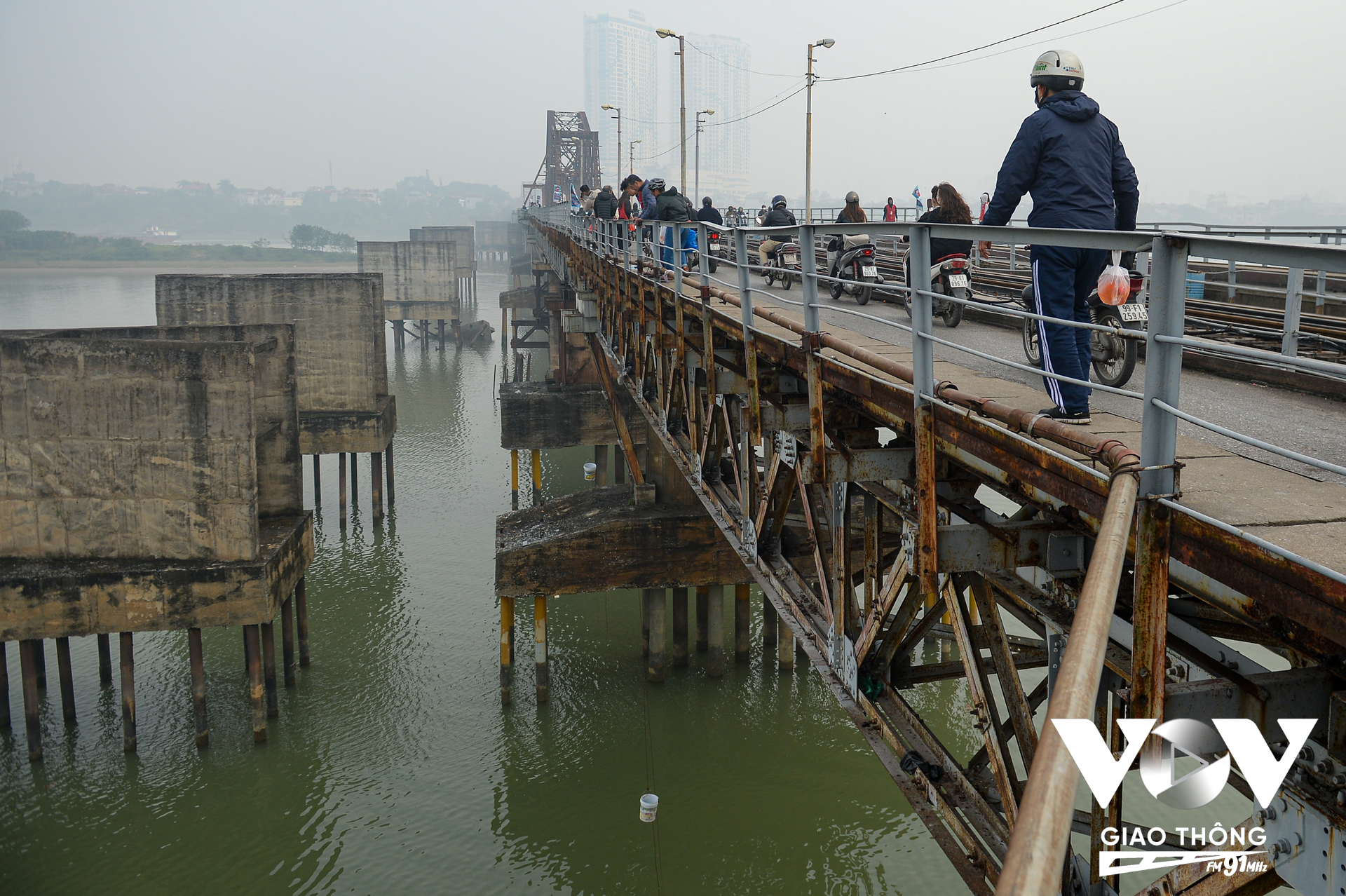 Ghi nhận tại cầu Long Biên (Hà Nội), cũng giống như năm trước, năm nay vẫn có nhóm tình nguyện Đường Táo Quân hỗ trợ người dân thả cá (Ảnh: Phúc Tài)
