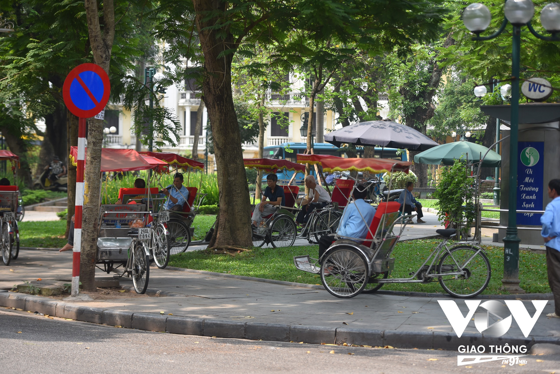 Làm nghề xích lô, ít hay nhiều khách còn tuỳ vào các thời điểm trong năm hoặc do... thời tiết